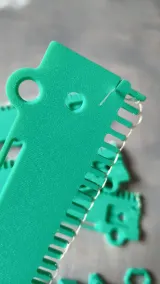 End segment of the green cast-on comb with hanging hole